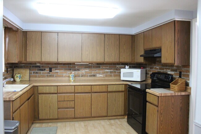 Building Photo - 3600 E Solon Rd