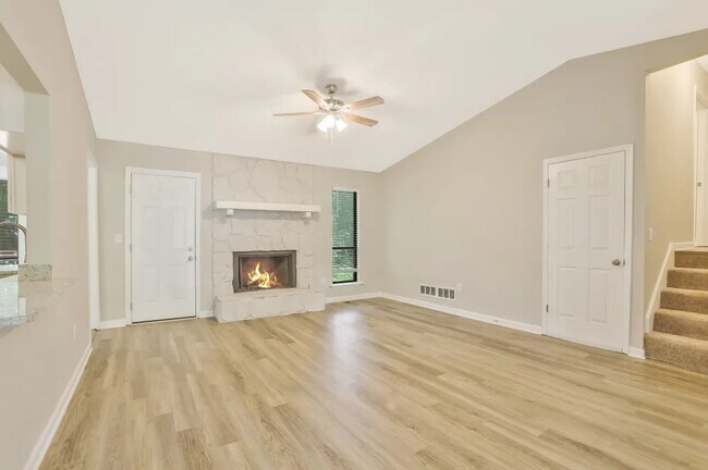 Foto del edificio - 5144 Forest Mist Dr