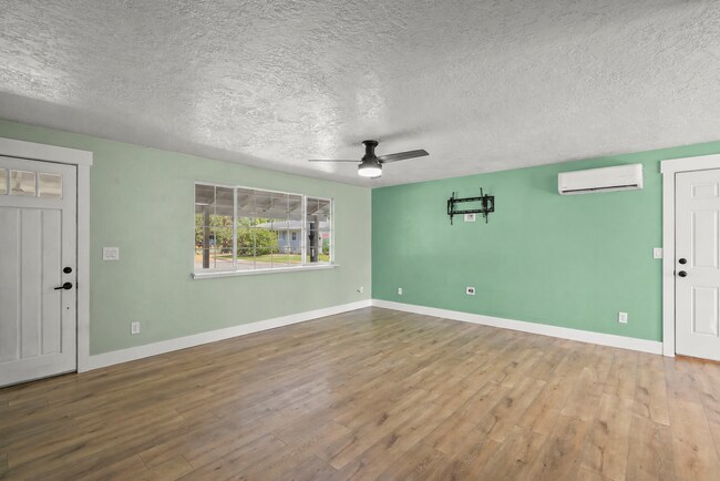 Foto del edificio - Charming 3-Bedroom Bend Home on 1/2 Acre with Expansive Yard, Mature Trees & Covered RV/Boat Storage