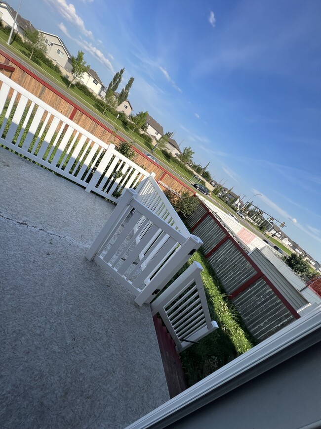 Building Photo - 613 Windross Cres NW