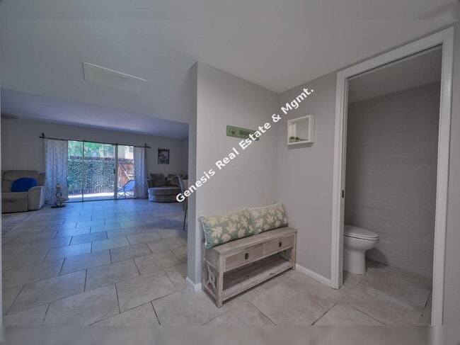 Building Photo - "Stylish 2-Bed 2. 5 Bath Condo”