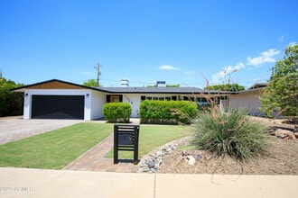Building Photo - 1028 E Manzanita Dr