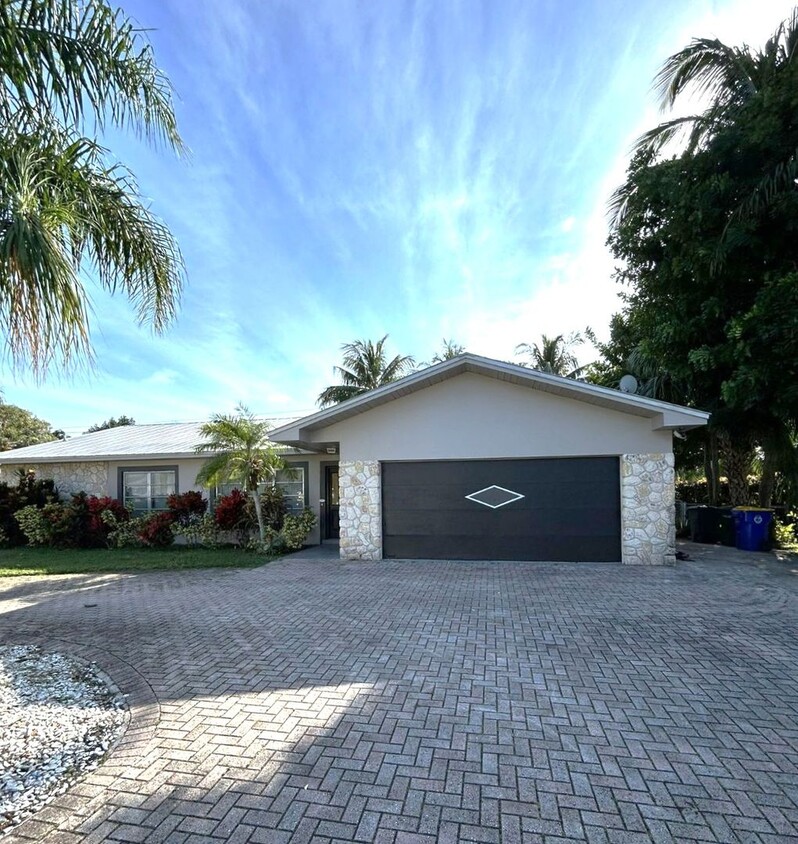 Foto principal - 4Bed/ 2Bath Home W/ Boat Dock - Treasure i...