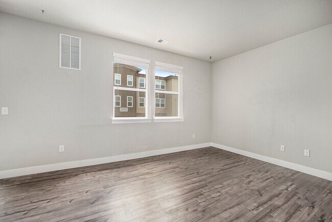 Foto del edificio - Amazing WesTown Condo with Garage Availabl...