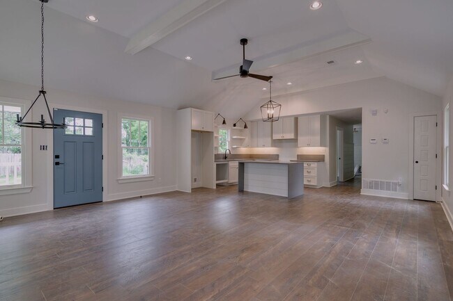 Building Photo - Gorgeous 3 Bedroom Cottage Style Home