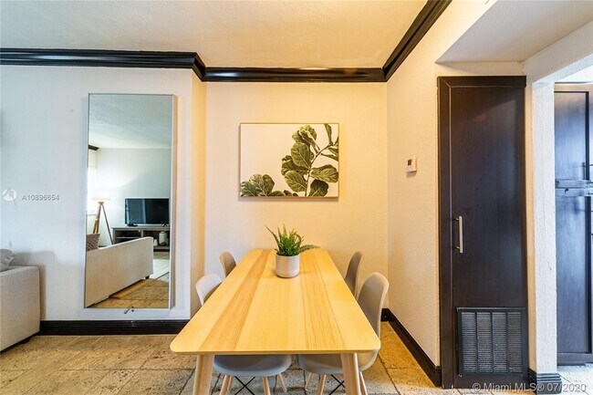 Building Photo - 1800  Meridian Ave 6 Miami Beach Fl 33139