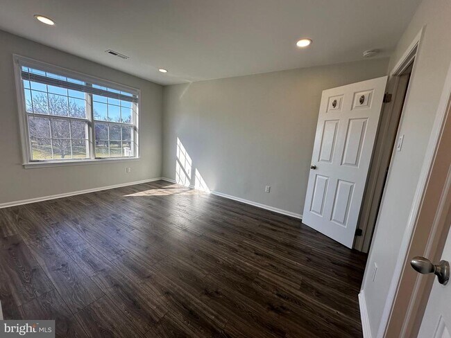 Building Photo - 65 Banbury Ct