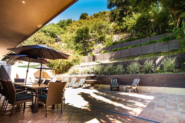 Foto del edificio - 2410 Benedict Canyon Drive