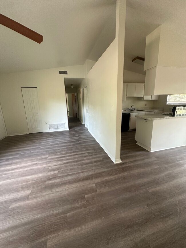 Foto del edificio - Recently Renovated 3B/2B Home in Northwood Pines