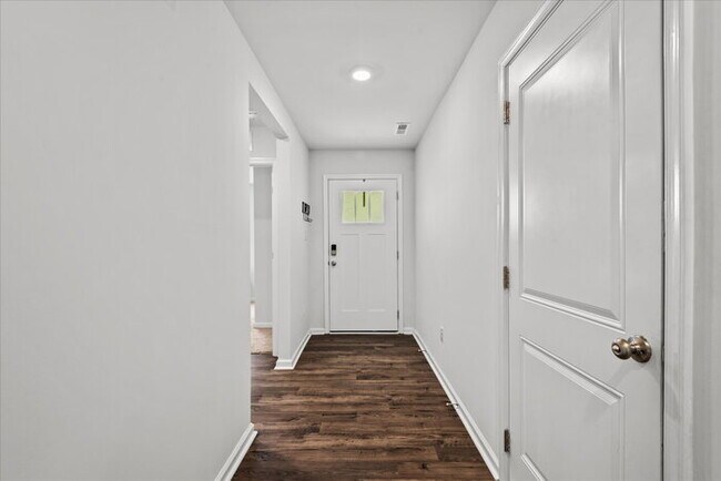 Building Photo - For Rent: Modern 4-Bedroom Home with Priva...