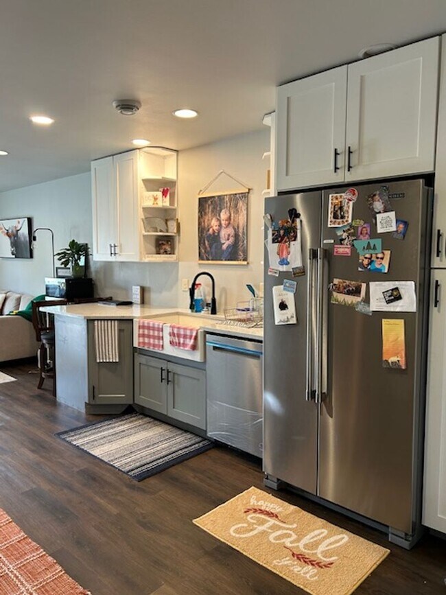 Building Photo - Beautifully Updated Town Home in the Heights with large, fenced yard