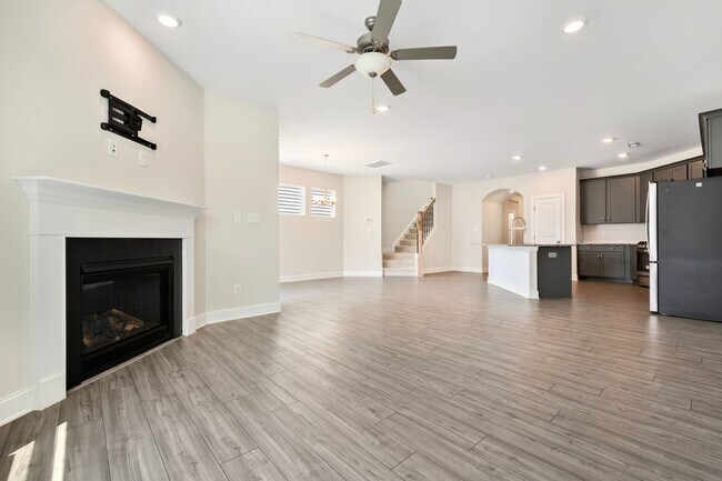 Building Photo - Available now! Spacious & beautiful 3 bedroom townhome!