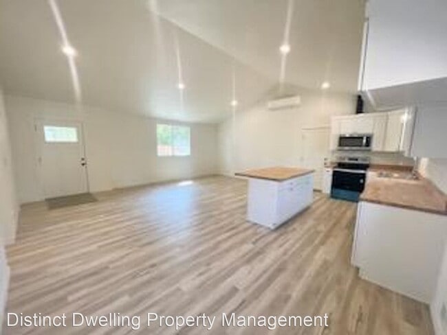 Building Photo - 3 br, 2 bath House - 1246 Hughes St.