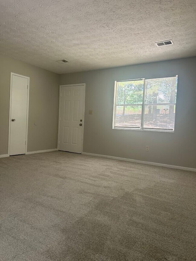 Foto del edificio - 1310-1312 Crystal Lake Road