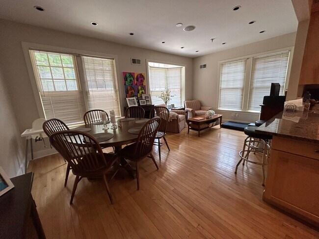 Comedor y sala de estar en el segundo piso: ¡muchos ventanales grandes! - 709 Copeland St