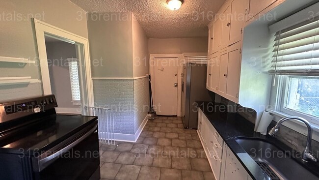Building Photo - $849 - 2 bed 1 bath - Single Family Home L...