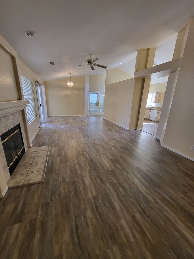Foto del edificio - Newly Available! - 1784 Blue Spruce Ct, Mi...