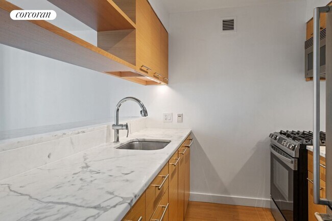 Building Photo - 100 W 39th St