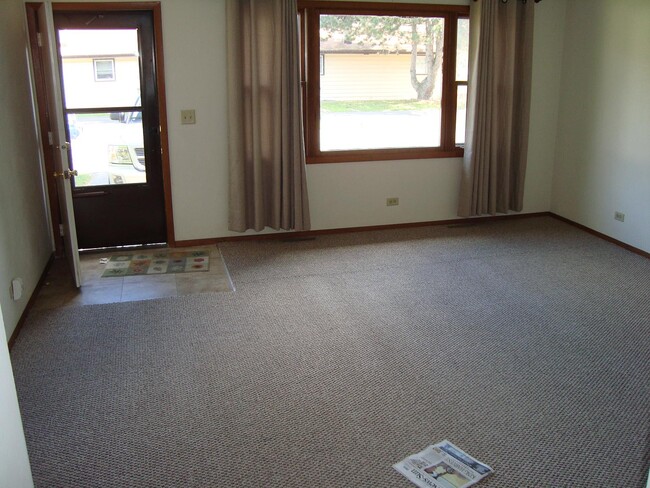 living room - 906 18th St