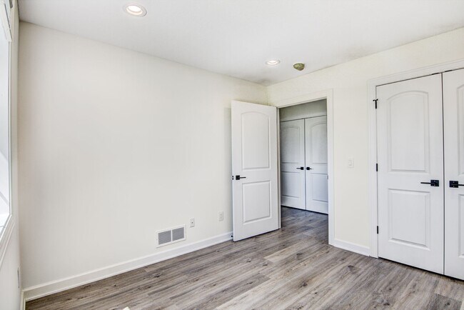 Building Photo - 3 Bedroom Town Home