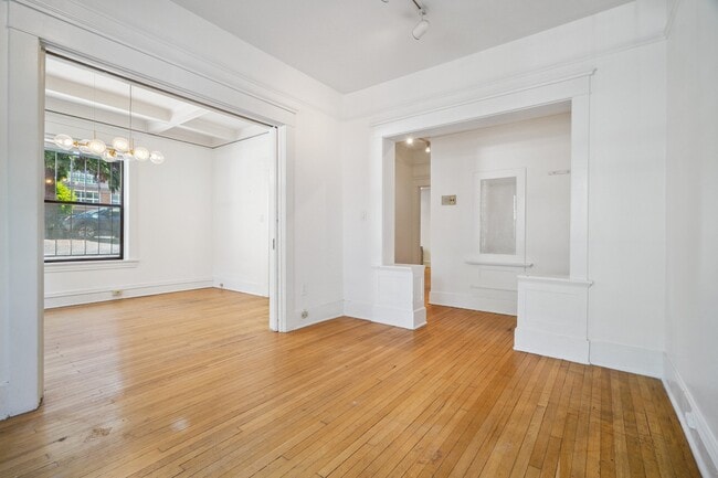 Building Photo - 416 E Roy St