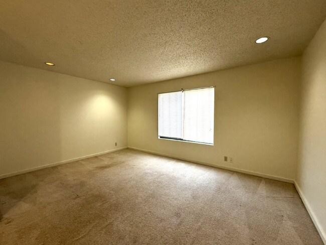 Foto del edificio - 1330 N Perry Ave