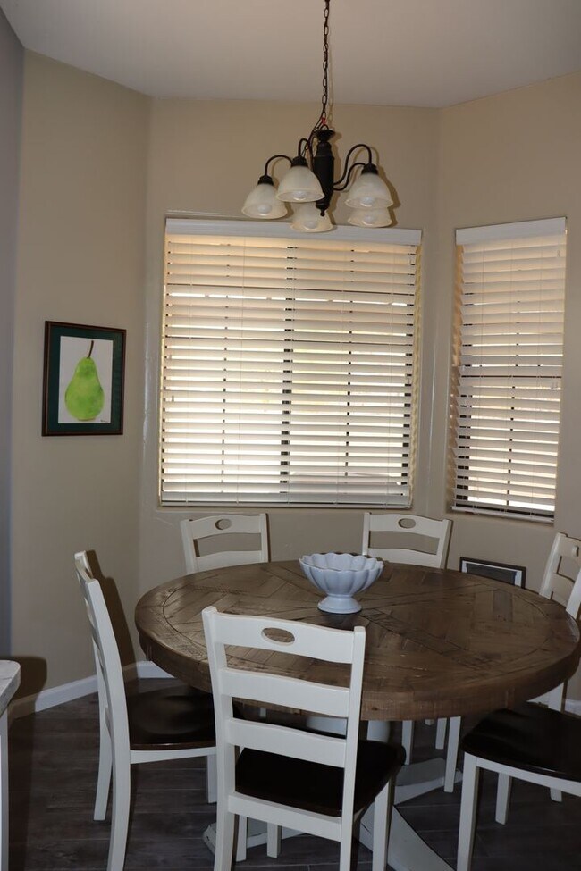 Building Photo - 4 Bedroom 3 Bath