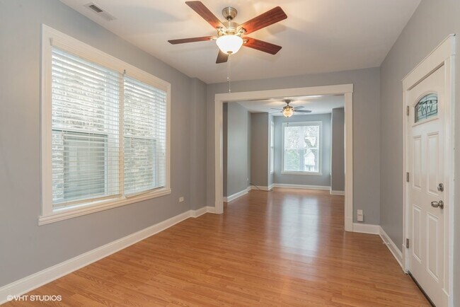 Foto del edificio - 2321 N Sawyer Ave