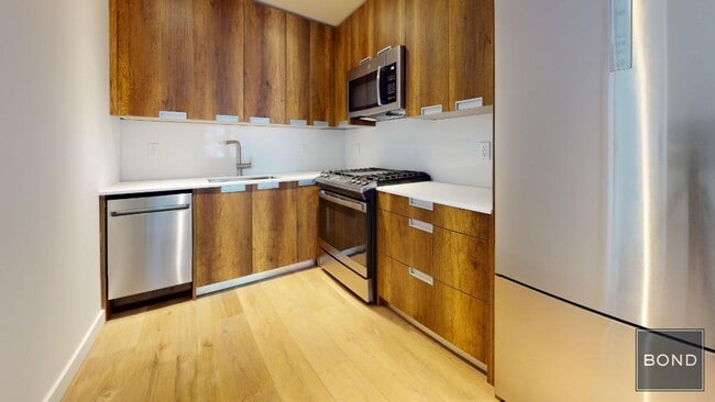 Building Photo - 350 W 45th St