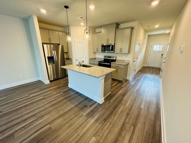 Building Photo - FOR LEASE - 3 bed, 2.5 bath, 1611 sqft tow...