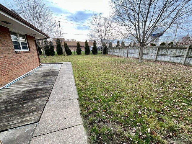 Building Photo - 3-bedroom, 3 bathroom, 12-month rental