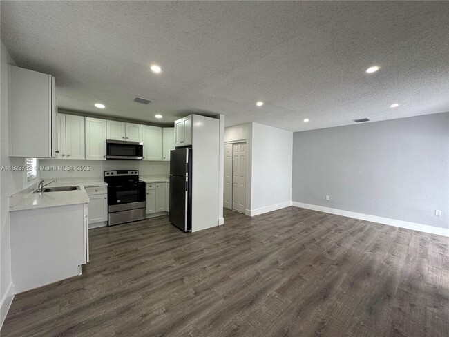 Building Photo - 6032 SW 25th St