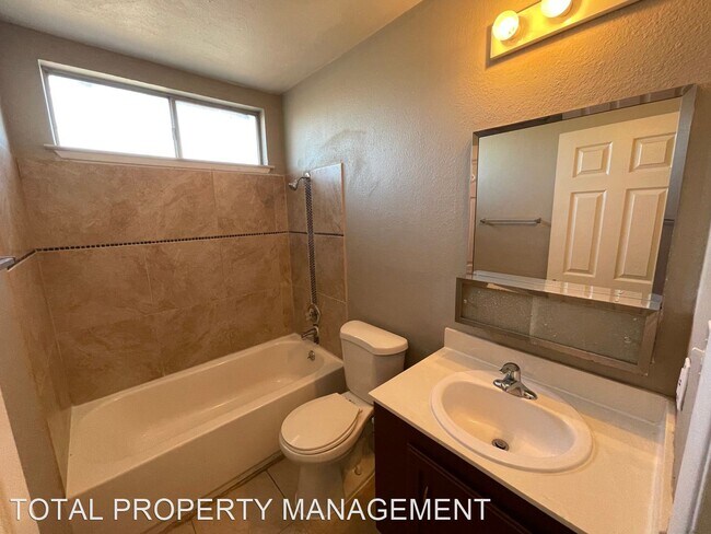 Building Photo - 4 br, 2.5 bath House - 4165 E. Wyoming Ave