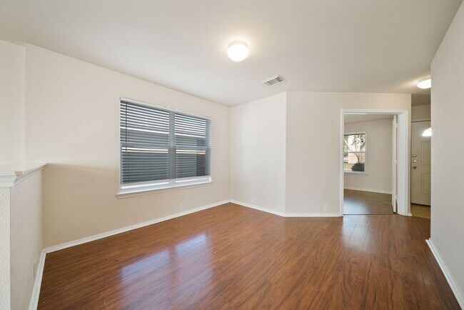 Building Photo - 4 Bedroom and 2.5 Bathroom located in Bulv...