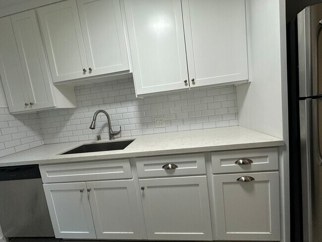 Building Photo - 7555 De Longpre Ave