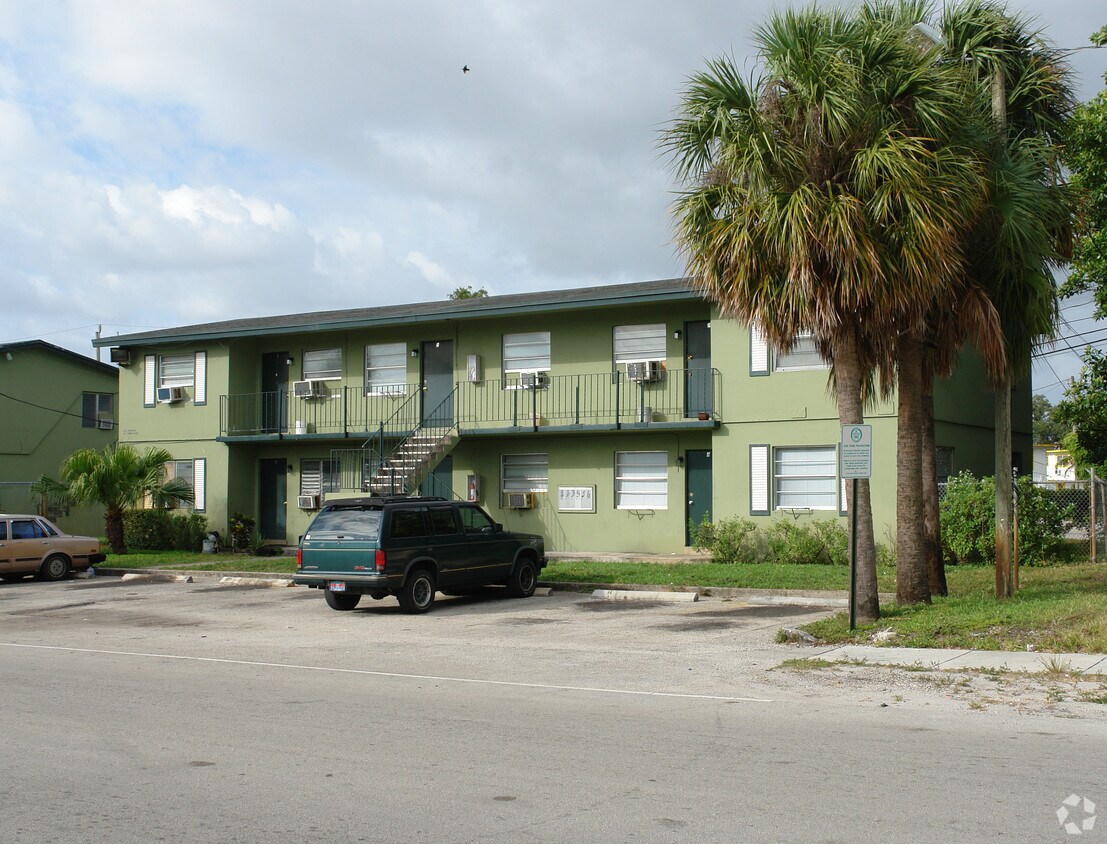 Building Photo - 2630 NW 8th Ct