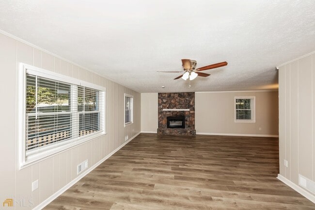 Building Photo - 6185 Hillpine Dr