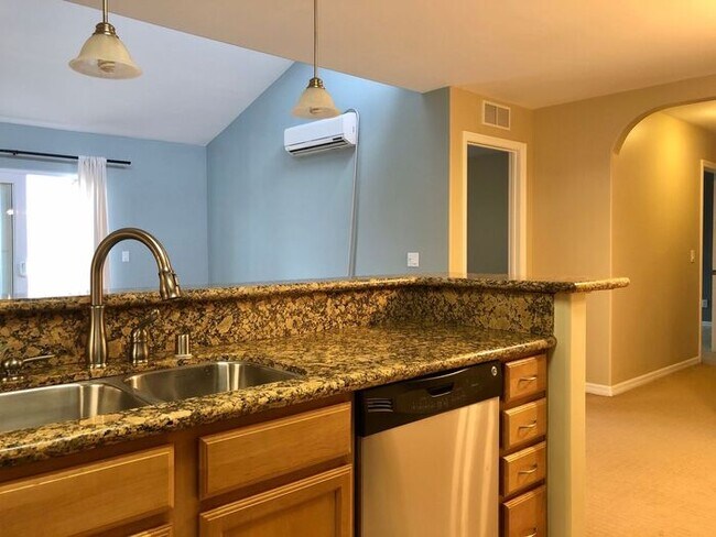 Foto del edificio - Sunny Top Floor 2BD/2BA Condo in Desirable...