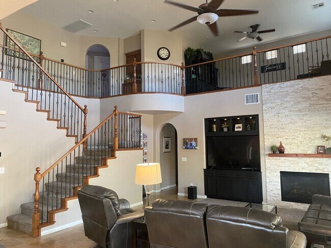 Building Photo - 5 bed home, bed and full bath downstairs. ...