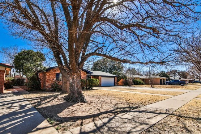 Building Photo - PRE-LEASING: Beautifully Updated 3 Bedroom Home