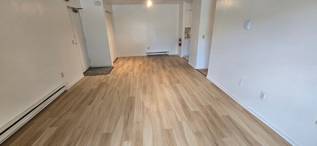 Unidad remodelada. Amplia sala y comedor. - 349 Pearl St