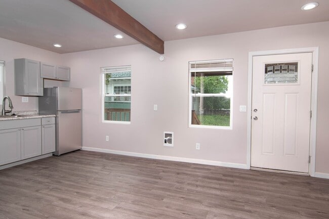 Building Photo - 1314 W Mallon Ave