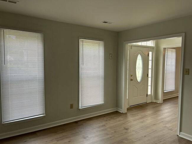 Building Photo - Charming Colonial in Bermuda Orchard subdi...