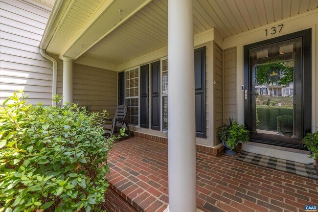 Foto del edificio - 137 Whispering Woods Pl