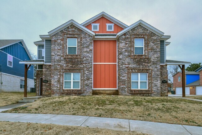 Building Photo - Beautiful 3 bed / 2.5 bath duplex with two car garage - Minutes from U of A!