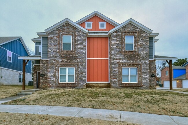 Photo - Beautiful 3 bed / 2.5 bath duplex with two car garage - Minutes from U of A! House