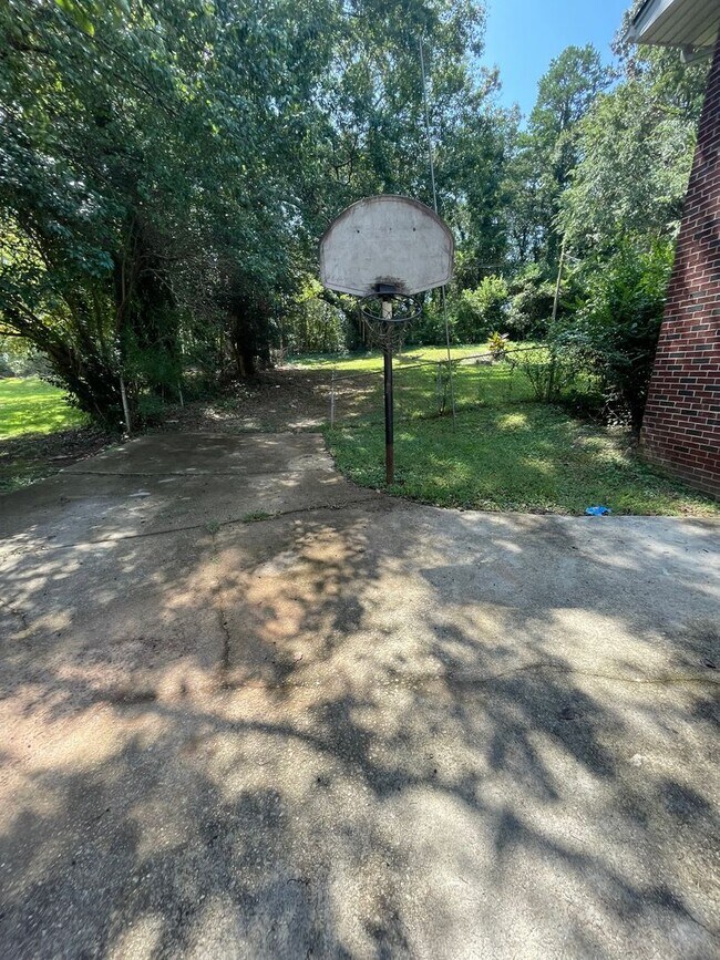Building Photo - 3 Bedroom 2 Bath with basement! Near Augus...