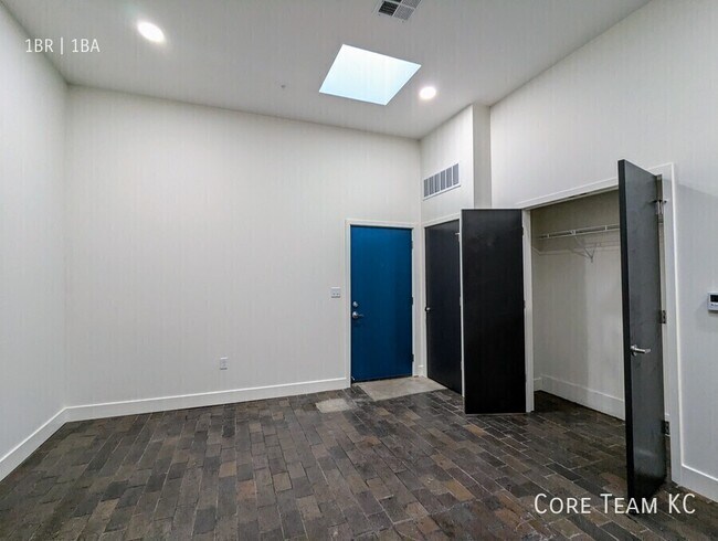 Foto del edificio - 3100 E Gillham Plaza