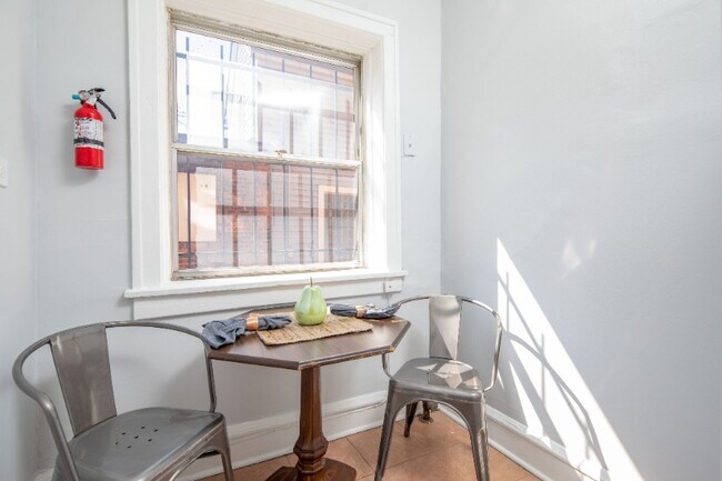 Foto del edificio - 1288 W 83rd St