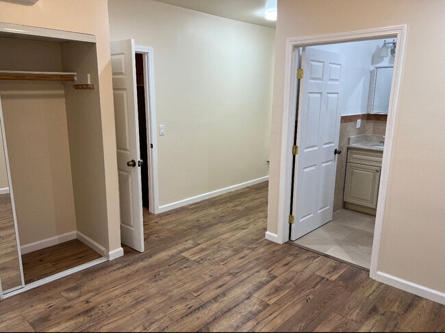 Dormitorio amplio y espacioso con armario - 2051 Ivar Ave